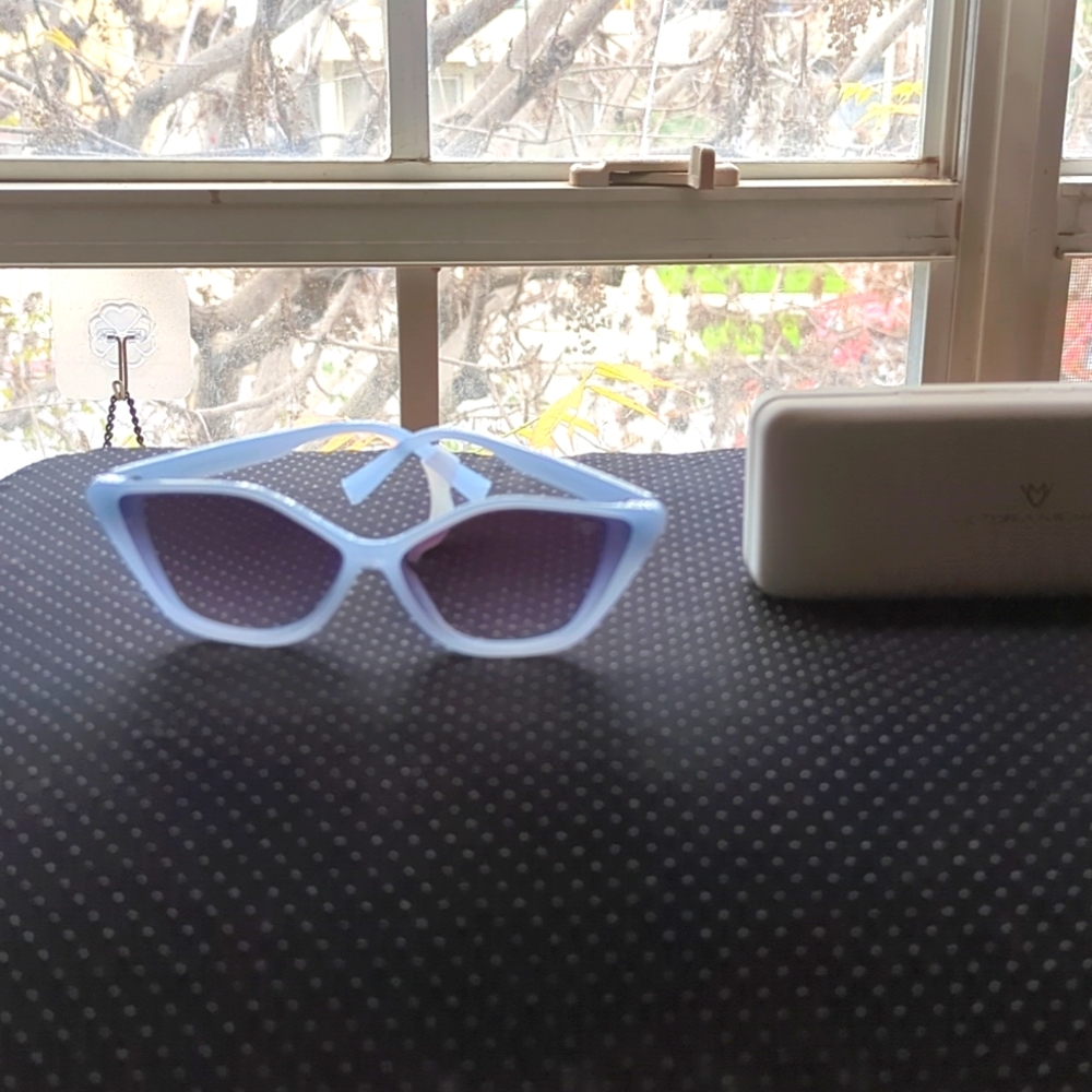 Avant-garde blue sunglasses